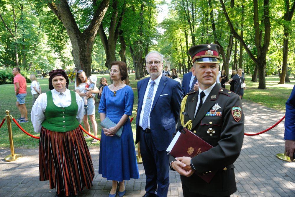 Dziesmu svētku virsdiriģentu un virsvadītāju godināšana. E. Levits ar kundzi. 