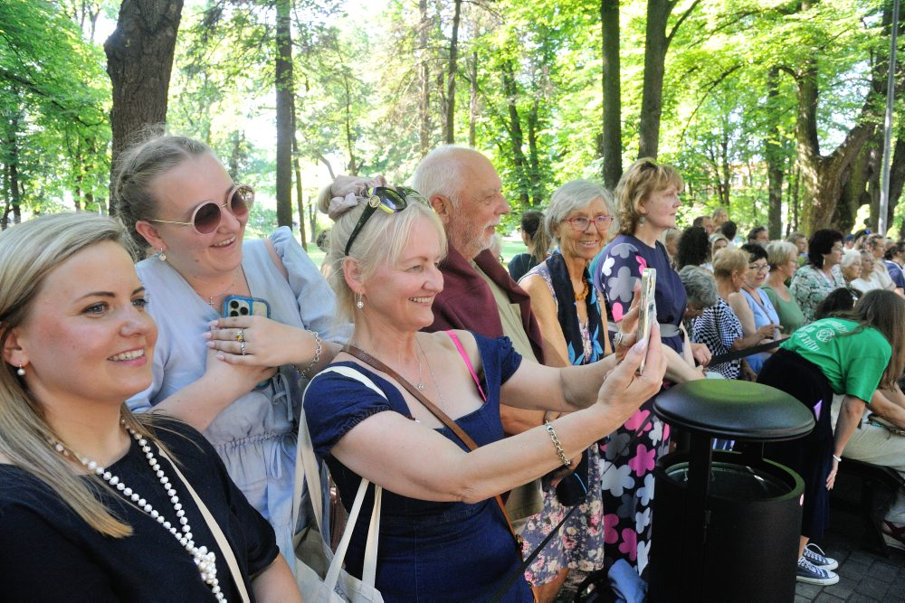 Dziesmu svētku virsdiriģentu un virsvadītāju godināšana. 