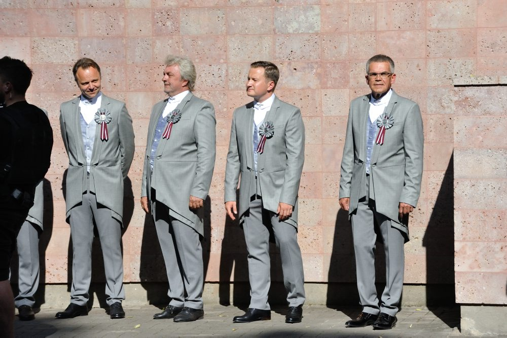 Dziesmu svētku virsdiriģentu un virsvadītāju godināšana. 