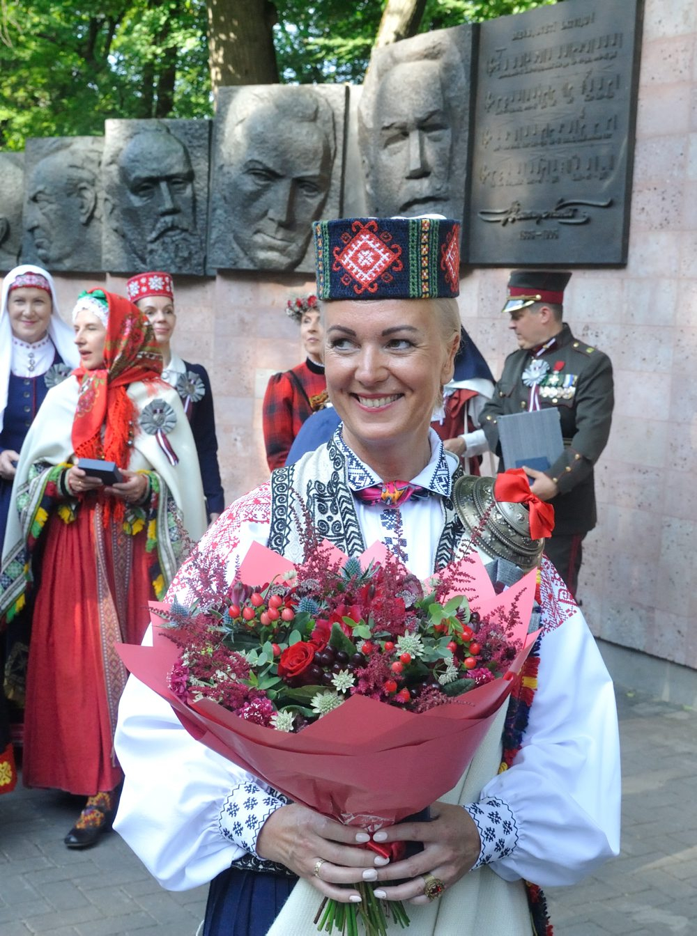 Dziesmu svētku virsdiriģentu un virsvadītāju godināšana. 