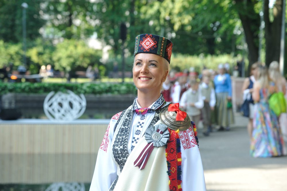 Dziesmu svētku virsdiriģentu un virsvadītāju godināšana. 