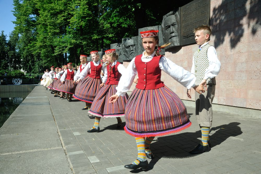 Dziesmu svētku virsdiriģentu un virsvadītāju godināšana. Bērnu deju ansamblis.