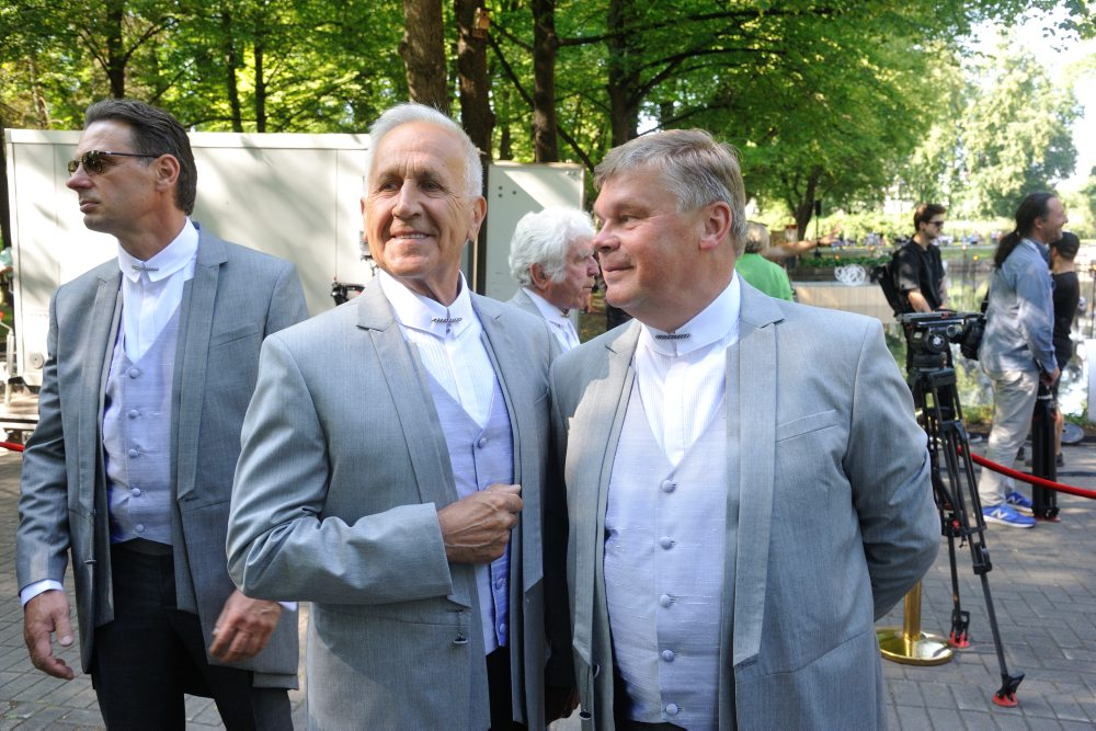 Dziesmu svētku virsdiriģentu un virsvadītāju godināšana. Jānis Erenštreits un Romāns Vanags.
