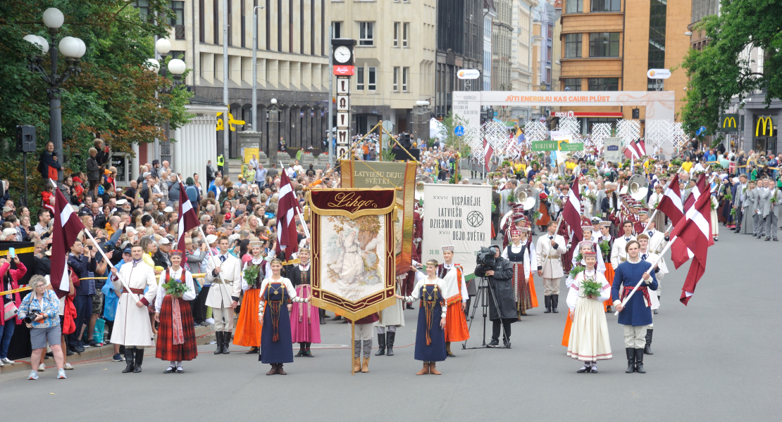 XXVII Vispārējo latviešu Dziesmu un XVII Deju svētku gājiens.