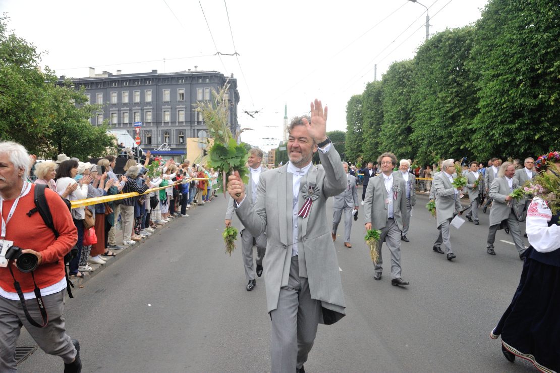 XXVII Vispārējo latviešu Dziesmu un XVII Deju svētku gājiens.