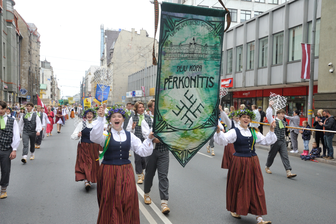 XXVII Vispārējo latviešu Dziesmu un XVII Deju svētku gājiens.