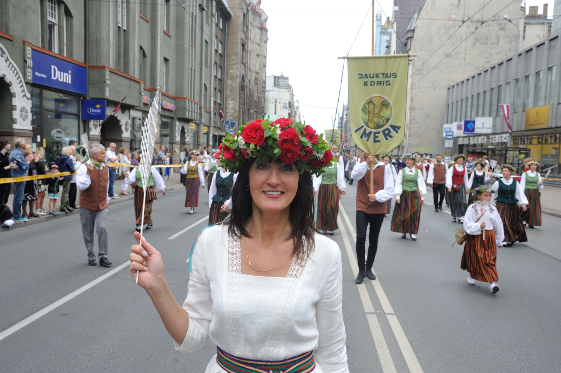 XXVII Vispārējo latviešu Dziesmu un XVII Deju svētku gājiens.