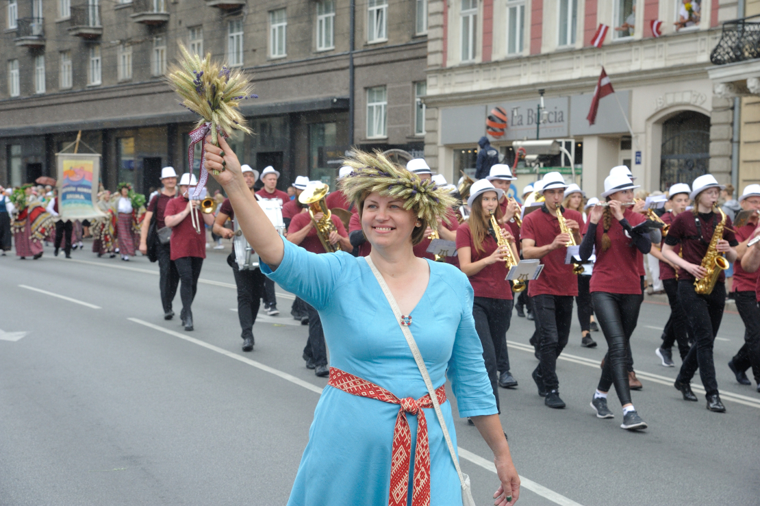 XXVII Vispārējo latviešu Dziesmu un XVII Deju svētku gājiens.