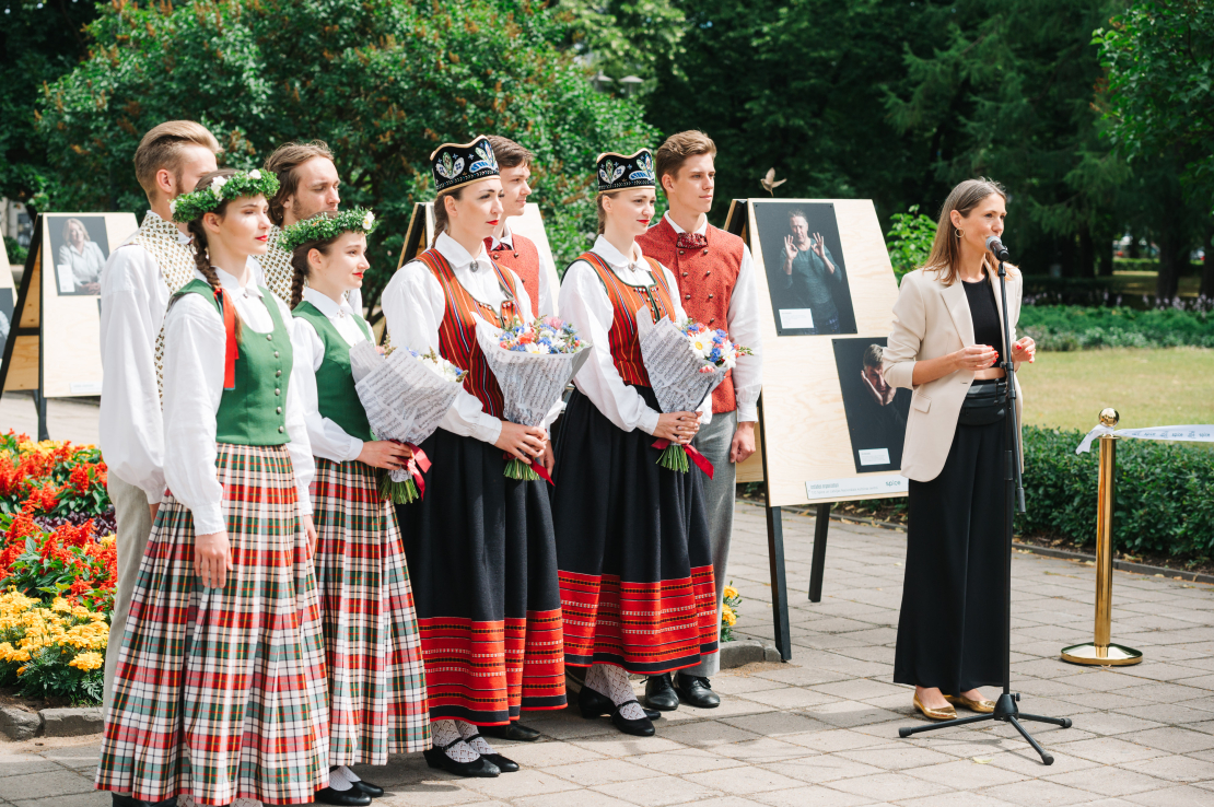 Esplanādes parkā atklāj Svētku goda virsdiriģentu un virsvadītāju portretu izstādi.