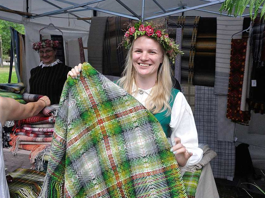 Amatniece Barbara Andzena teic, ka ar savu darbu tur godā vīra vecāsmammas un savas omes mantojumu.