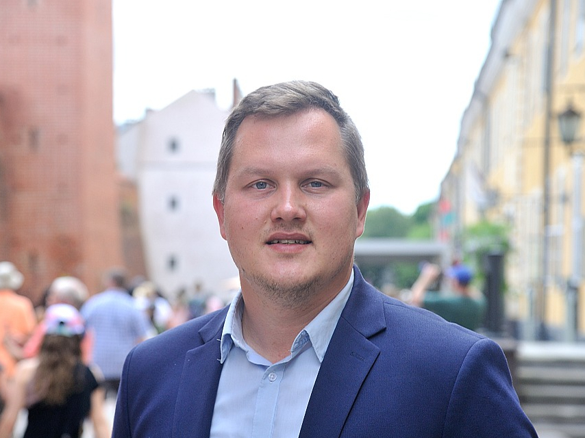 "Joprojām nav pabeigts privatizācijas process, iedzīvotāji Rīgā nav pārņēmuši pārvaldīšanas tiesības 4000 ēkām, proti, dzīvokļi pieder iedzīvotājiem, bet ēkas – pašvaldībai. Iedzīvotājiem nav vēlmes uzņemties atbildību par savu īpašumu, to apsaimniekot," secina Rīgas Enerģētikas aģentūras direktors Jānis Ikaunieks.