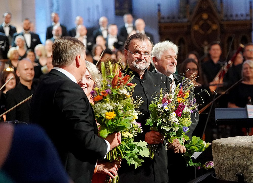 Virsdiriģenti Romāns Vanags (no kreisās), Aira Birziņa, Mārtiņš Klišāns un Andris Veismanis piedalās Garīgās mūzikas koncertā Rīgas Domā.