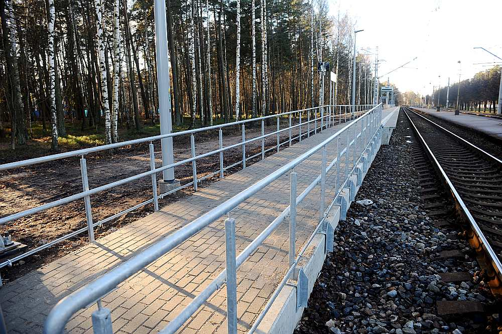 Dzintaros un vēl vairākās stacijās Jūrmalas un Jelgavas virzienā pasažieri jau izmanto modernizētās platformas.