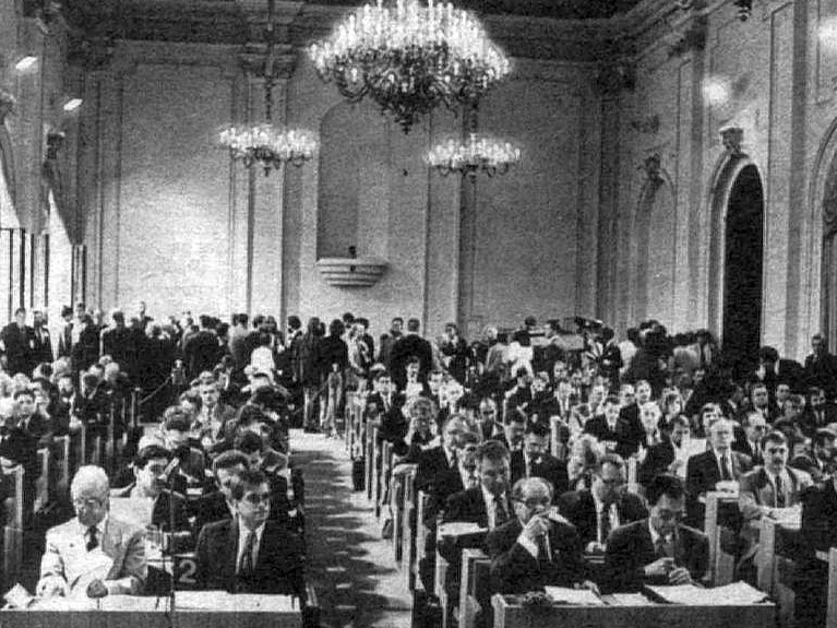 Pirms 30 gadiem pulksten 12 dienā uz pirmo sesiju pēc 59 gadu pārtraukuma sanāca atjaunotā Latvijas Saeima.