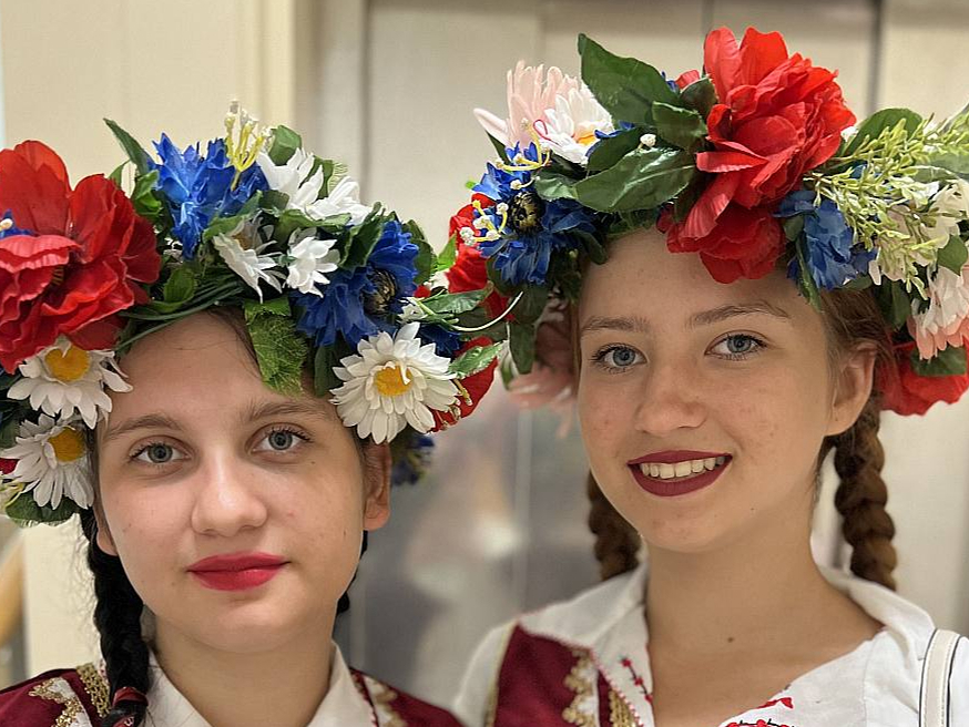 Evelīna Jansone un Juliāna Vasiļjeva, Jēkabpils baltkrievu biedrības ansambļa "Zerov" dalībnieces.