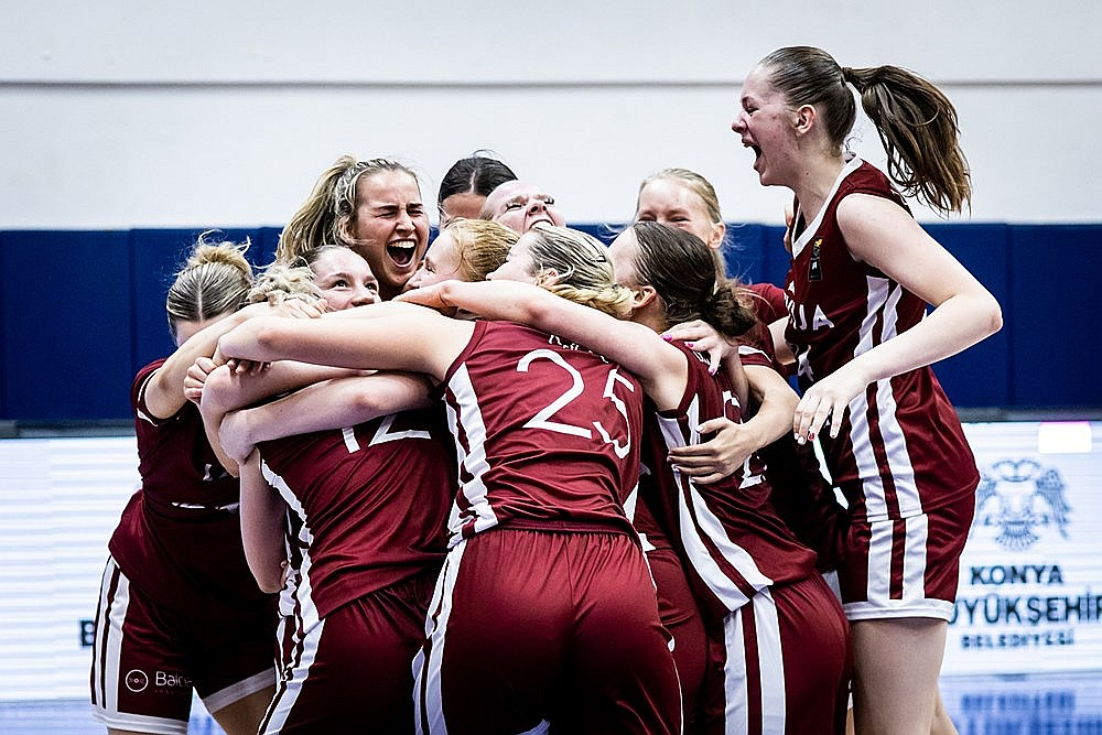 Latvijas U-18 izlases basketbolistes priecājas par iekļūšanu Eiropas čempionāta ceturtdaļfinālā.