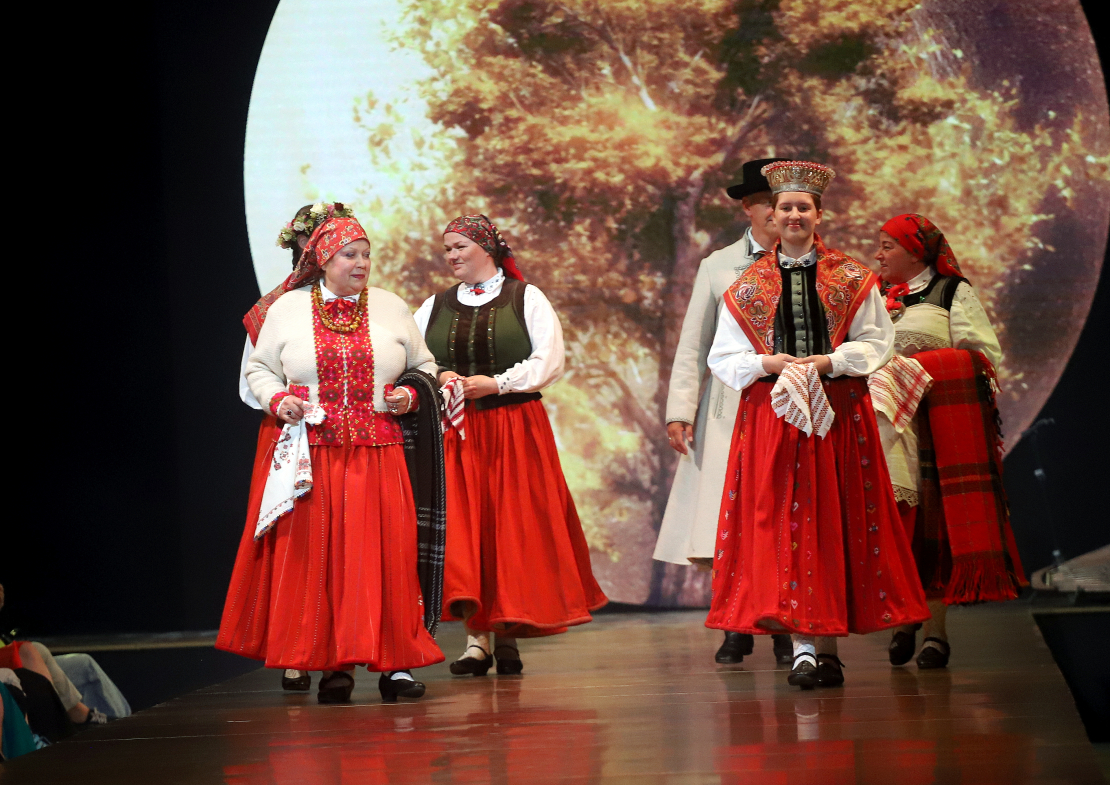 Apbalvoti taututērpu skates "Mēnesnīca" laureāti.