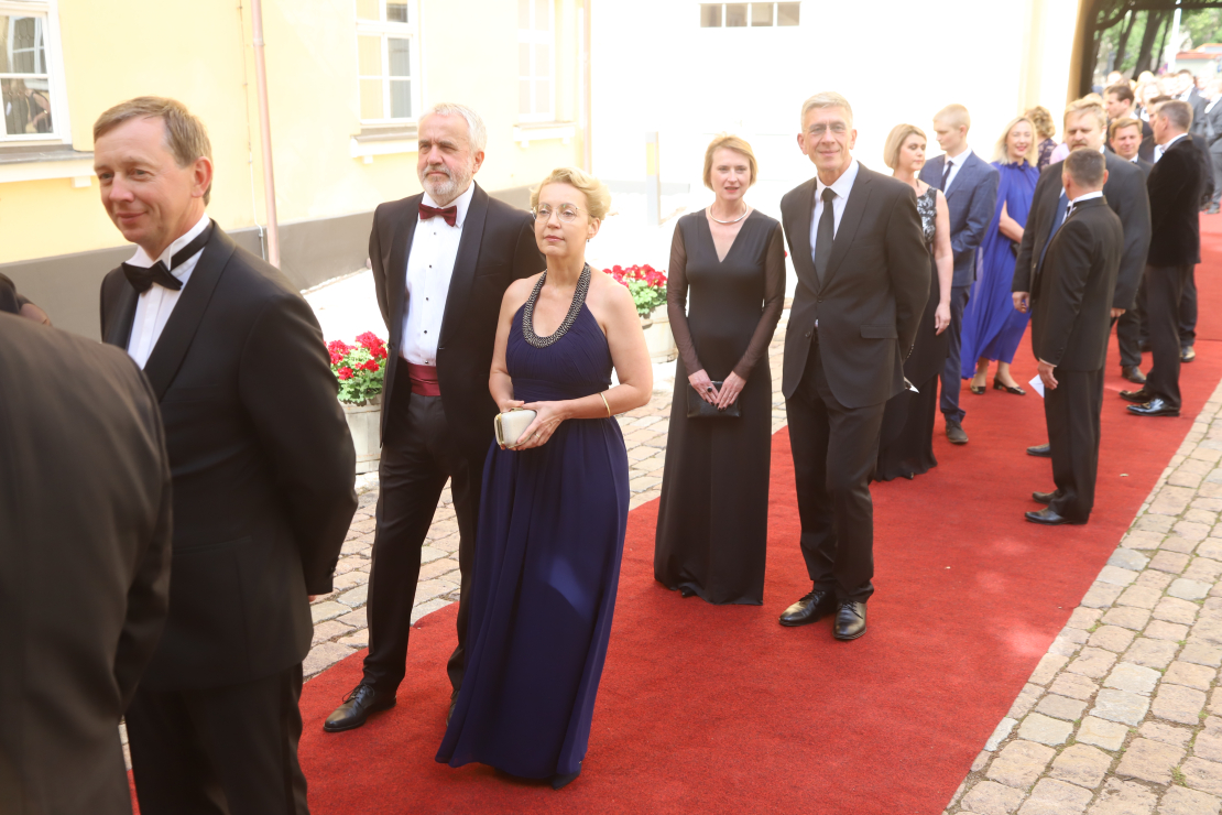 Svinīgā pieņemšana par godu Valsts prezidenta inaugurācijai. Andris Šķēle ar sievu Kristiānu Lībani-Šķēli.
