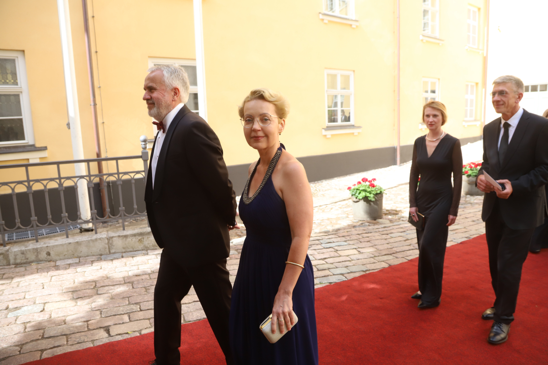 Svinīgā pieņemšana par godu Valsts prezidenta inaugurācijai. Andris Šķēle ar kundzi.