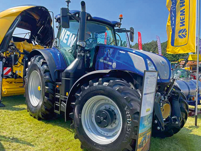 'New Holland T7HD' jaunais traktors.