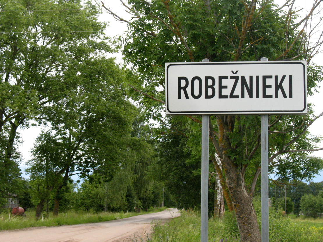 Ceļazīme pie Robežnieku pagasta.
