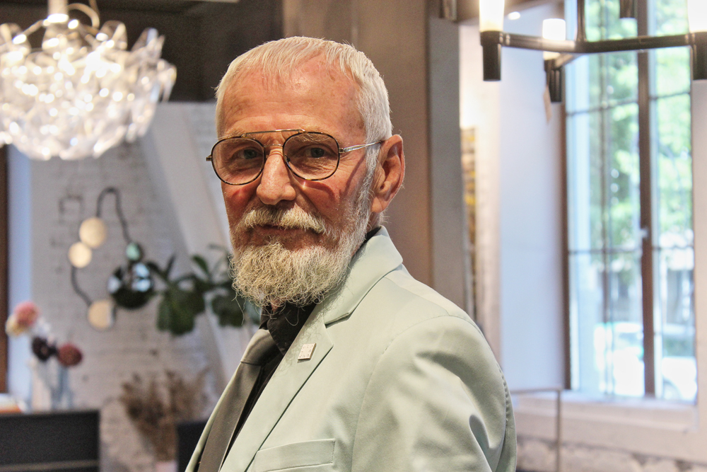 Raimonds Bartaševičs savā darbavietā interjera dizaina salonā “Trentini” Rīgas Klusajā centrā 2023. gada 11. jūlijā.