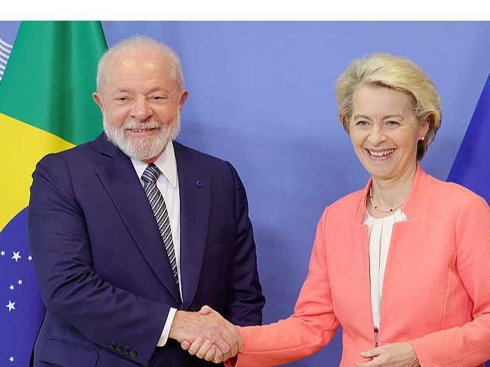 Brazīlijas prezidents Luiss Inasiu Lula da Silva un Eiropas Komisijas prezidente Urzula fon der Leiena Eiropas Savienības un Latīņamerikas valstu samitā Briselē.