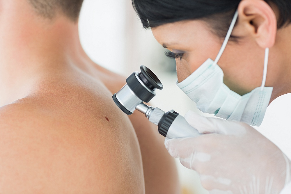 Aizdomīgus ādas veidojumus vajag parādīt dermatologam.