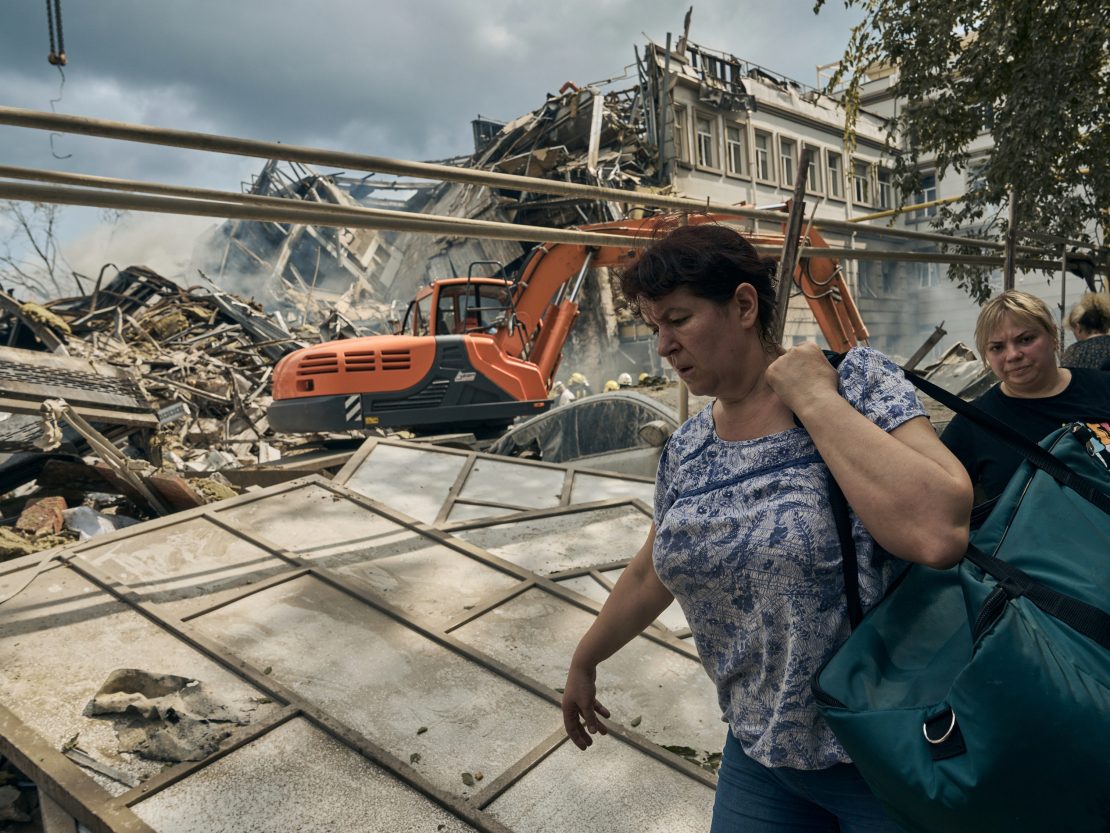 Ukraina. Odesa. Cilvēki pamet rajonu, kas cietis no Krievijas raķešu uzbrukuma.