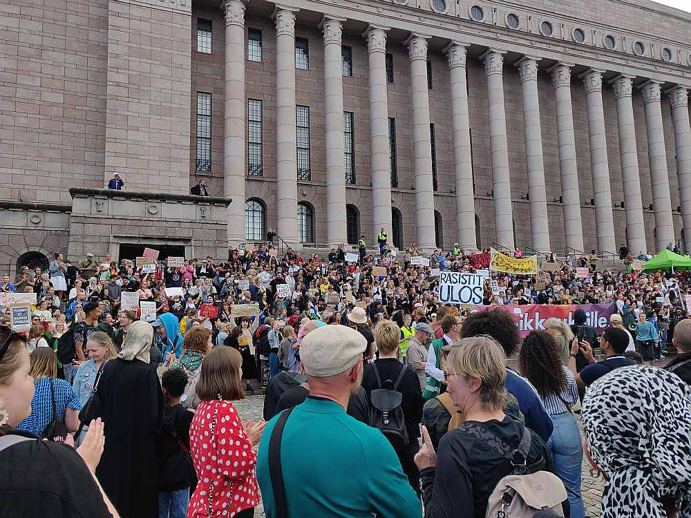 Apmēram 5000 Somijas iedzīvotāju trešdien bija pulcējušies Helsinku centrā pie parlamenta, prasot finanšu ministres atkāpšanos un arī visas valdības demisiju.