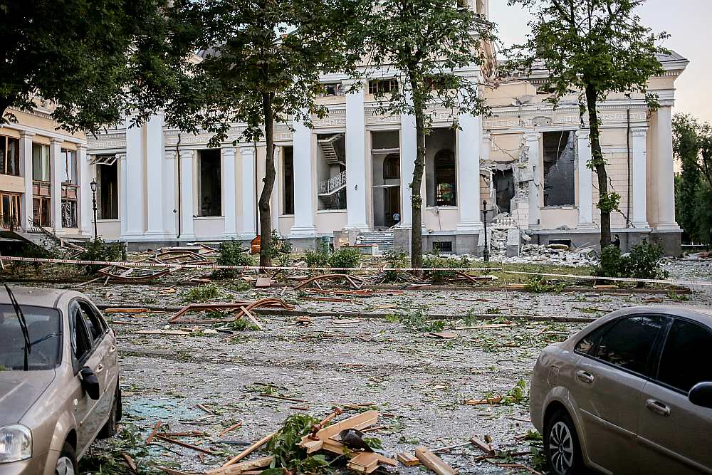 Krievijas raķešu triecienos nopietni postījumi nodarīti Odesas Kristus Apskaidrošanās katedrāle un pilsētas vēsturiskajam centram, kas iekļauts UNESCO Pasaules mantojuma sarakstā. Krievijas raķešu triecieni Odesai pastiprinājušies pēc tam, kad Maskava vienpusēji aizgāja no labības vienošanās, kas ļāva Ukrainai pa Melno jūru transportēt graudus.