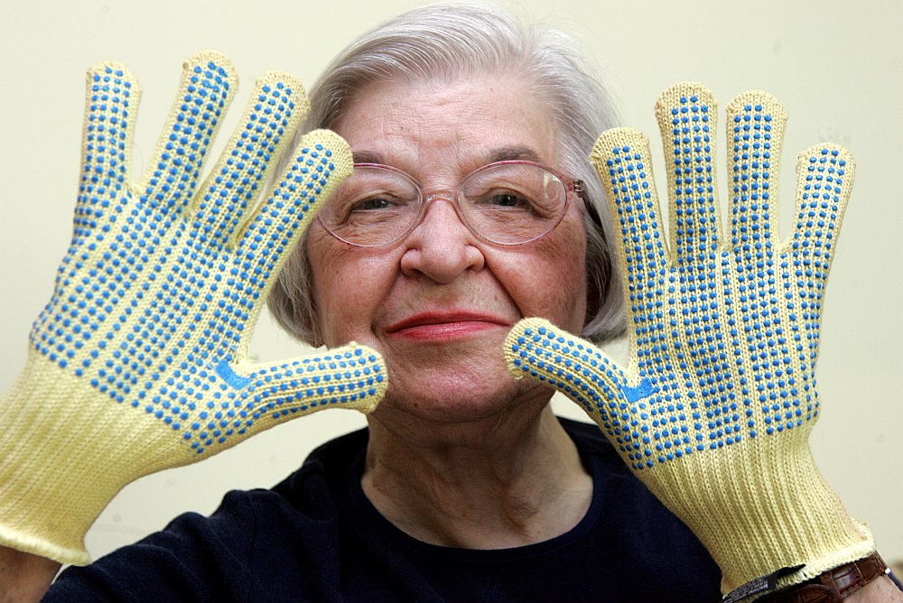 Stefanija Kvoleka (1923–2014) un cimdi ar kevlara pārklājumu.