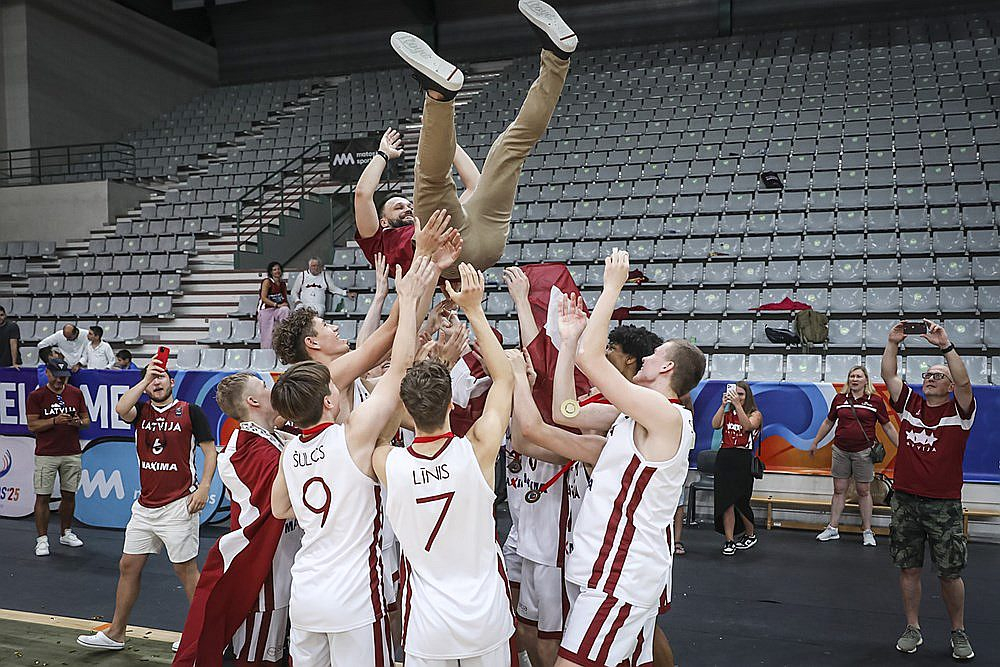 Latvijas basketbola juniori pēc perfekta turnīra meta gaisā komandas galveno treneri Ediju Šleseru.