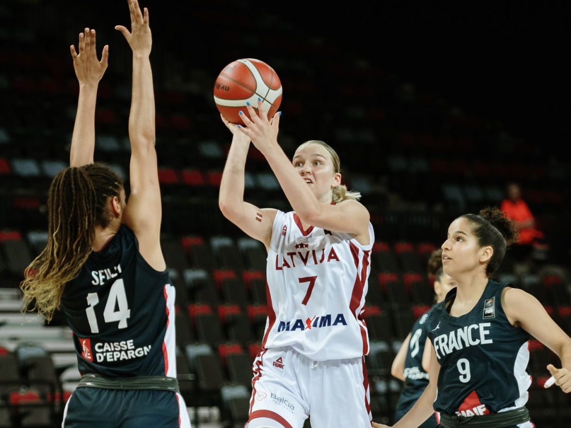 U-20 basketbolistes cīņā ar Franciju.