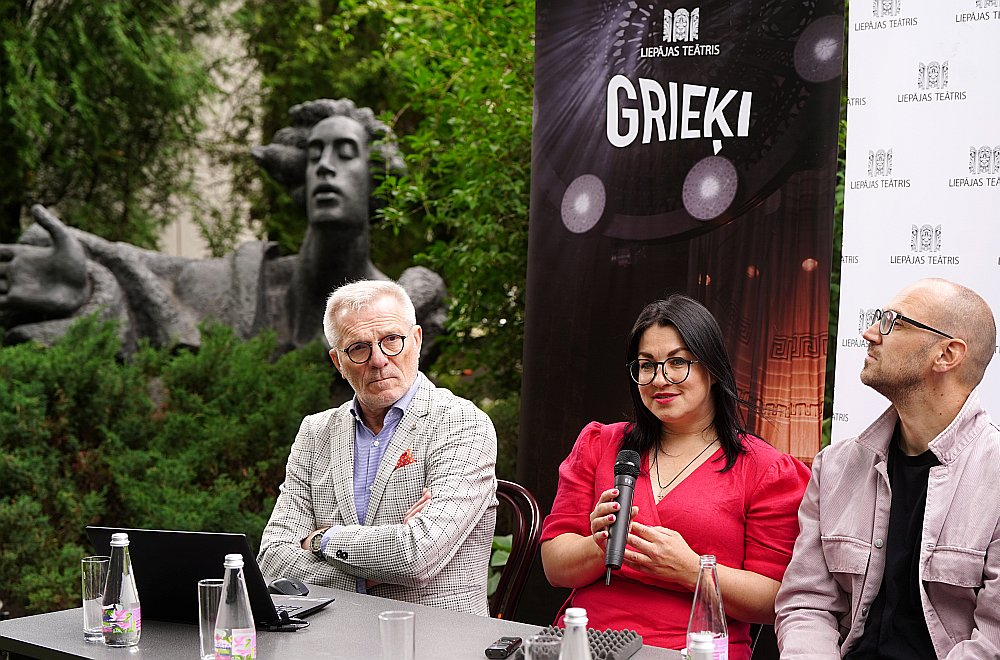 Liepājas teātra direktors Herberts Laukšteins (no kreisās), Liepājas teātra mārketinga direktore Elīna Neiberga un režisors Jānis Znotiņš piedalās preses konferencē Rīgā, Eduarda Smiļģa Teātra muzeja pagalmā.