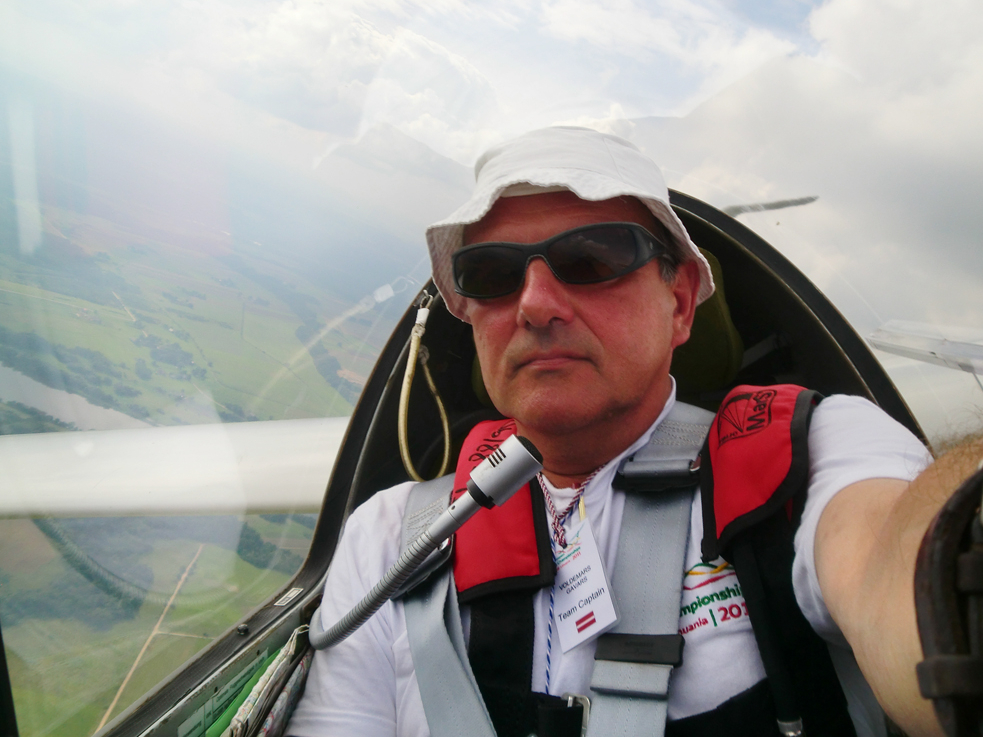 Divvientulība ar debesīm – tas ir īpašs stāvoklis, kas pilotam Voldemāram Gavaram ir kļuvis par dzīves piepildījumu.