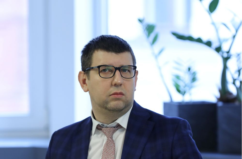 Mārtiņš Āboliņš, Bankas "Citadele" ekonomists: "Ir skaidra motivācija samazināt pieslēguma jaudas, bet vienlaikus valstiski grib, lai iedzīvotāji liek saules paneļus, kam vajag diezgan lielas jaudas un brauc ar elektroauto. Tāpēc īsti nav saprotams tarifa palielināšanas veids."
