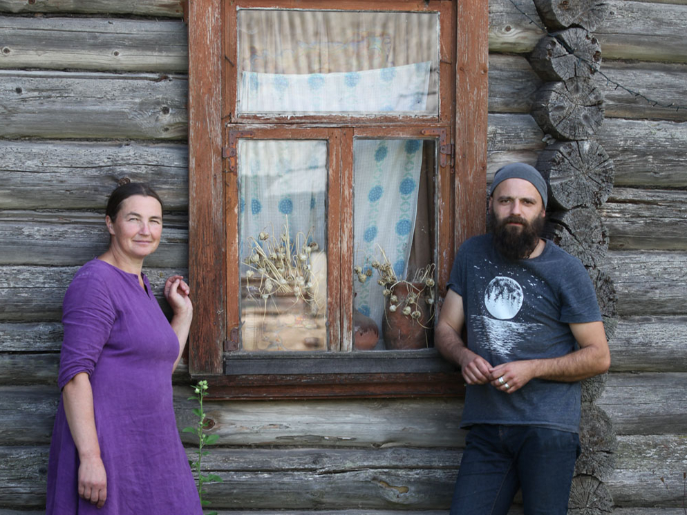 Pārcelšanās uz dzīvi pierobežā, Šķilbēnu pagasta Zeļčos bija Anneles
Slišānes sapnis. Attēlā: Annele ar dzīvesbiedru Kasparu pie vecika mājas.
