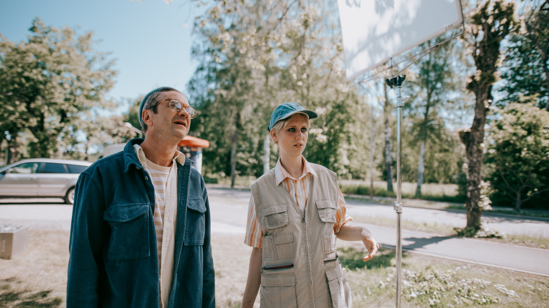 LMT komēdijseriāla "Pilna pastkaste" filmēšana Ķemeros. Baiba Broka un Jānis Skutelis.