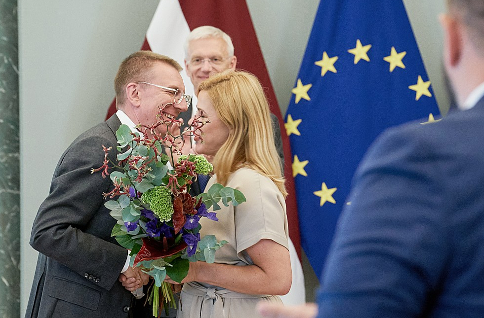 Pirms pusotra mēneša labklājības ministre Evika Siliņa sveica toreizējo ārlietu ministru Edgaru Rinkēviču viņa pēdējā valdības sēdē. Dažas dienas pēc tam viņš stājās Valsts prezidenta amatā. Tagad jāgaida, vai Rinkēvičs aicinās Siliņu veidot jauno valdību un vai varēs viņu sveikt ar apstiprināšanu Saeimā...