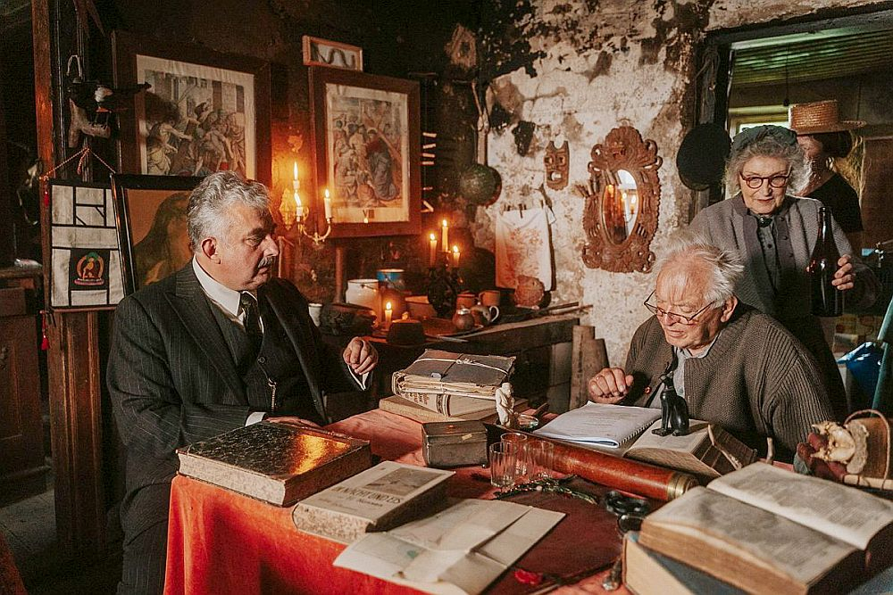 Rakstnieku Viktoru Eglīti filmā atveido Gundars Āboliņš (no kreisās). Seriālā spēlē arī Olga Dreģe un Ģirts Jakovļevs.