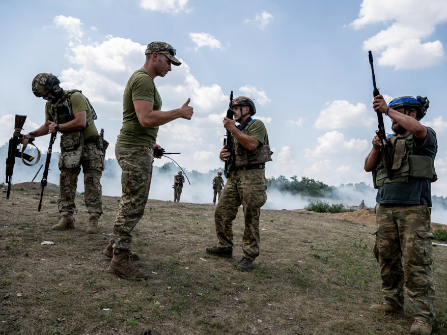 Ukrainā dienests armijā tiek uzskatīts par godu un pienākumu, taču daļa vīriešu par katru cenu vēlas izvairīties no došanās karā. Tas radījis korupcijai labvēlīgu vidi kara komisariātos,
kur maksāti lieli kukuļi par izvairīšanos no dienesta.