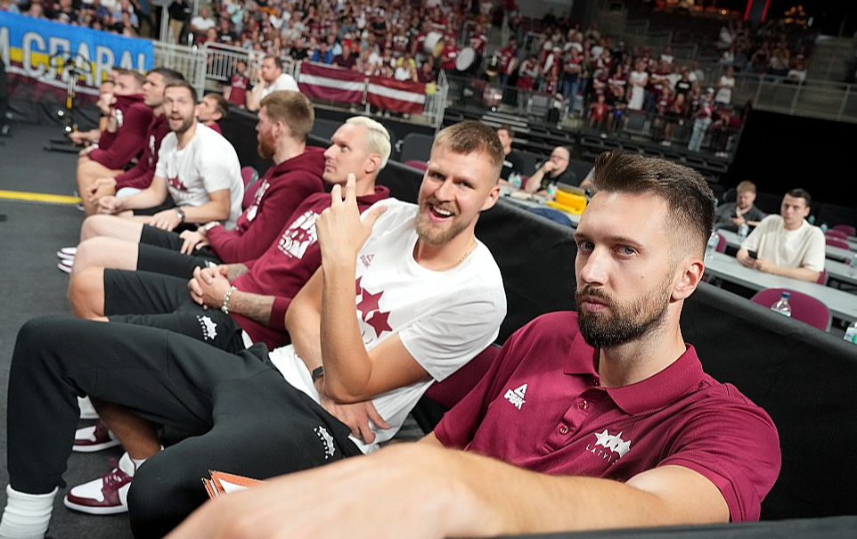 Žanim Peineram (no labās) izveidojies ļoti ciešs kontakts ar Kristapu Porziņģi.