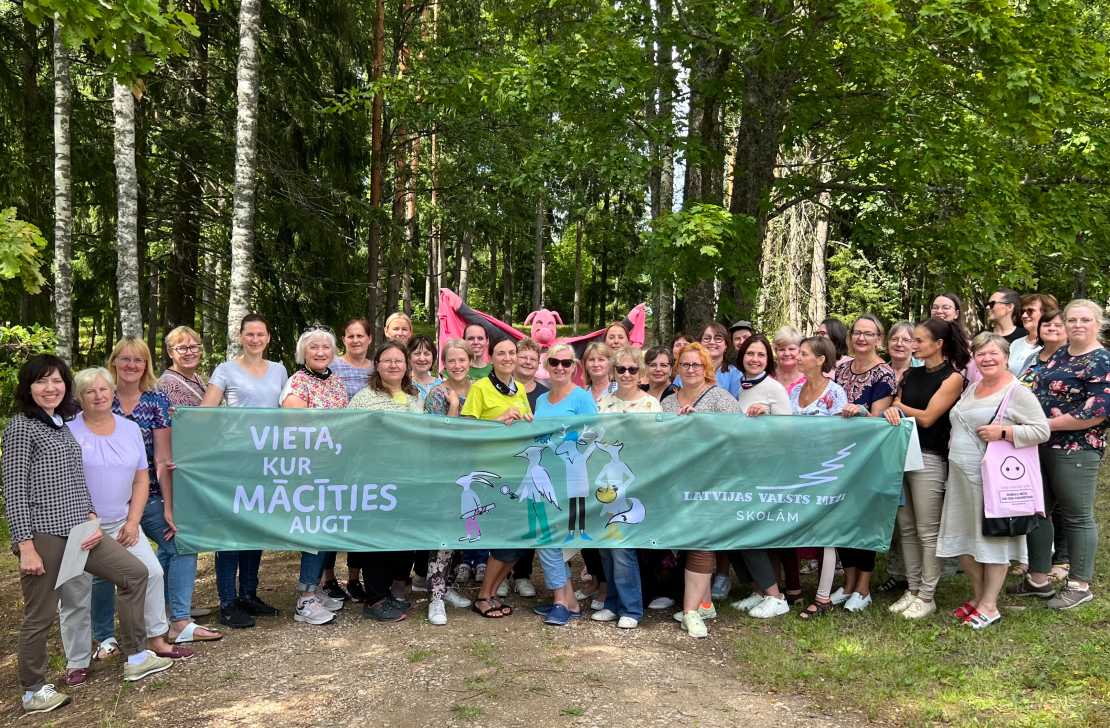 Kursu ietvaros skolotājus par tīru mežu nozīmi izglītoja Cūkmens Latvijas vides aizsardzības projekta "Nemēslo mežā" ietvaros. Attēlā – visi kopā kursu noslēgumā.