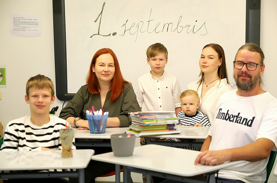 "Mēs visi gaidām 1. septembri," saka vidusskolas "Patnis" direktore Kristīne Balode. Dēli Oskars un Ģirts šajā mācību gadā mācīsies Rīgas Kultūru vidusskolas 8. un 1. klasē, bet meita Līva 12. klasē mācīsies tālmācībā. Pastarītis Otto arī jau dažkārt apmeklē skolu kopā ar mammu.
