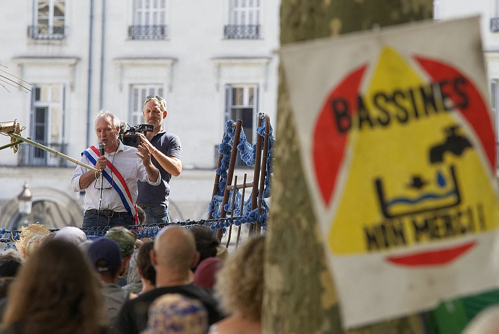 Piecus mēnešus pēc sākotnēji miermīlīgās demonstrācijas netālu no Seintsolinas ūdens rezervuāra, kas pārauga vardarbībā, augusta vidū vides aktīvisti daudzviet Francijā atkal pulcējās uz protestiem pret pārlieku intensīvu pazemes ūdeņu izmantošanu, kas turklāt daudzu ieskatā tiek nevienlīdzīgi sadalīti.