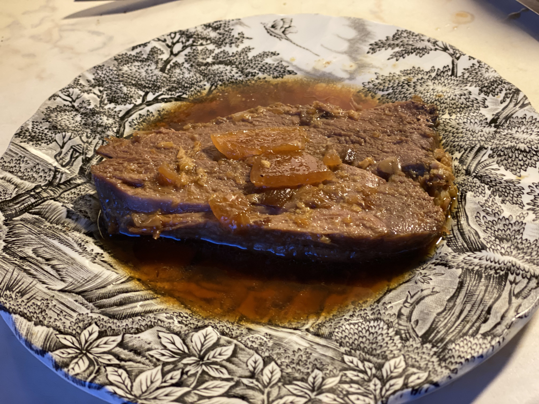 Pasniedz karstu ar mērci no pannas.