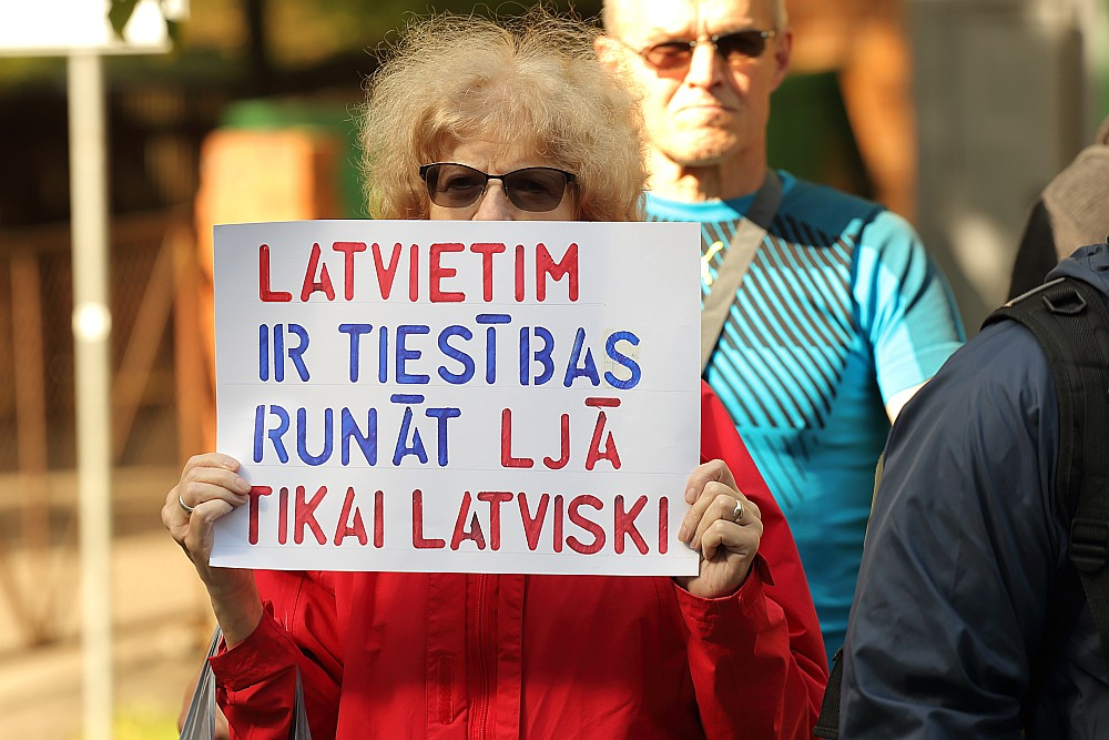 Protestē pret ieceri pagarināt Krievijas pilsoņiem latviešu valodas eksāmena kārtošanas termiņu.