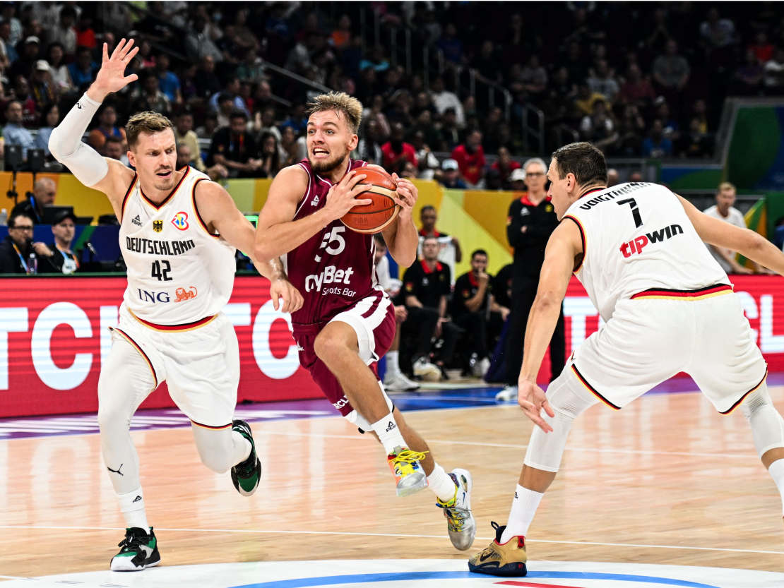 Artūrs Žagars cīņā ar Vācijas basketbolistiem.