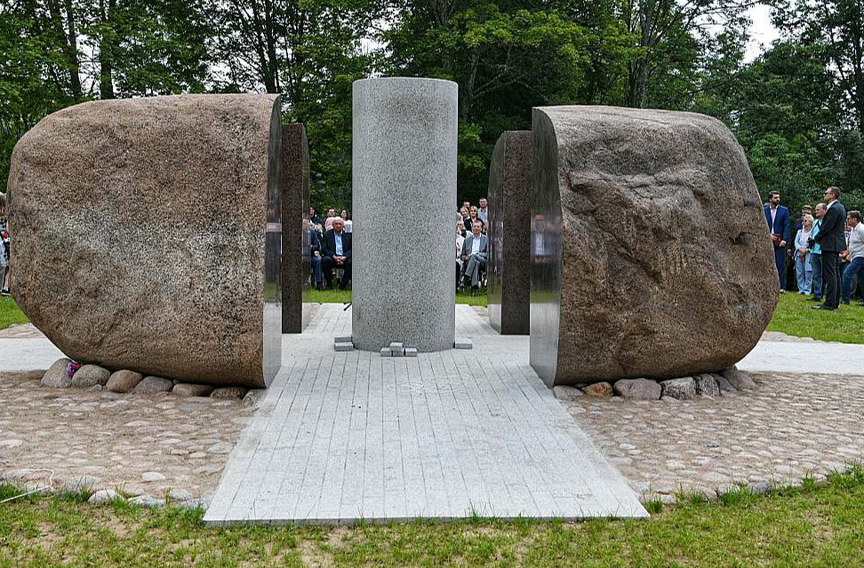 Skulpturālā ansambļa "Gaismas vārti" centrā slejas gaiša pulēta granīta kolonna, kas simbolizē gaismu. No tās uz četrām pusēm tiecas granīta plākšņu gaismas stari, kas izlaužas cauri laukakmenim un to sašķeļ četrās daļās, izveidojot četrus pilonus. Tie simboliski norādot uz četriem izglītotas nācijas stūrakmeņiem: izglītību, zinātni, kultūru un valstiskumu vai arī uz četrām debespusēm – cilvēka mūža posmiem.